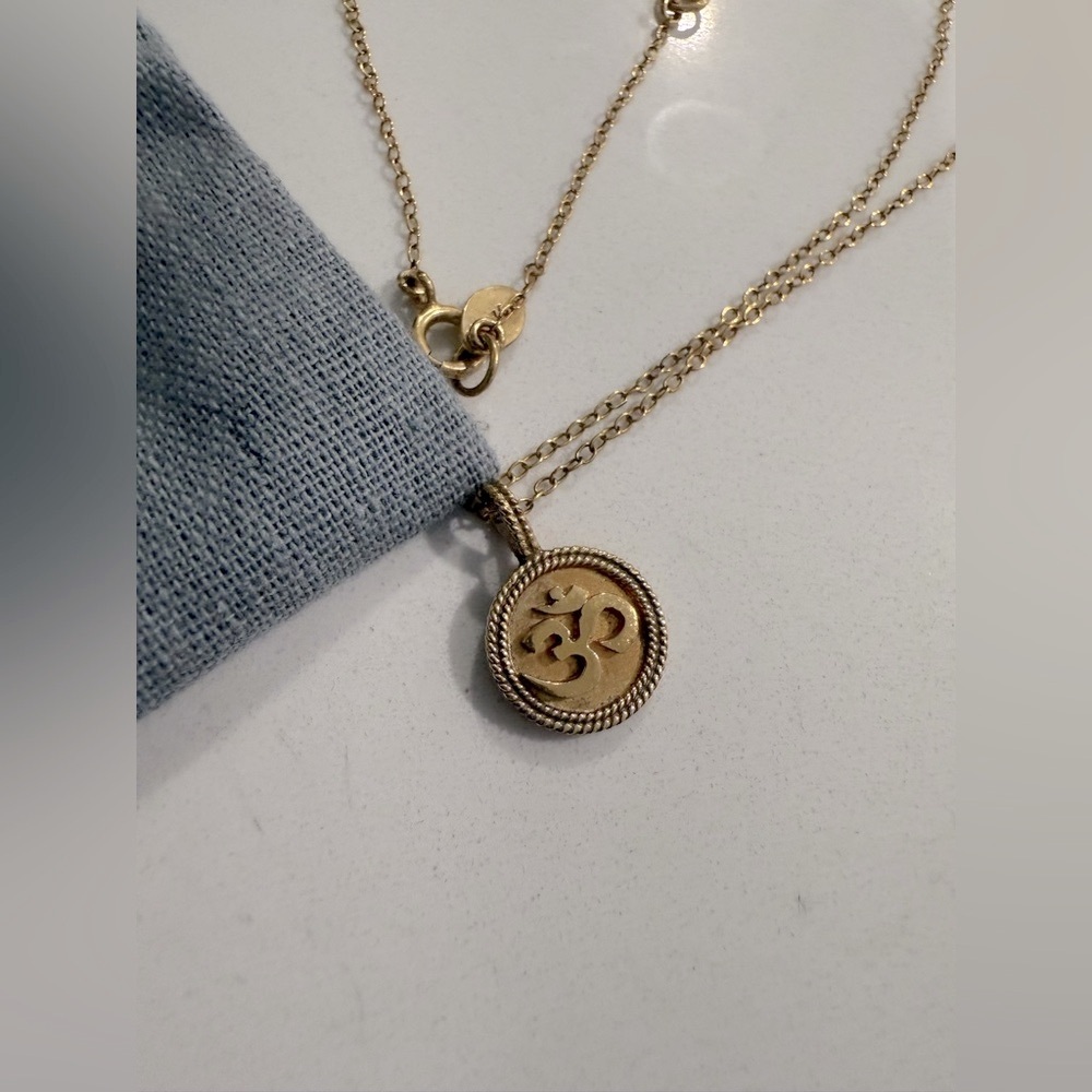 EUC Anna Beck Gold OHM vermeil Pendant Necklace with Gray Pouch